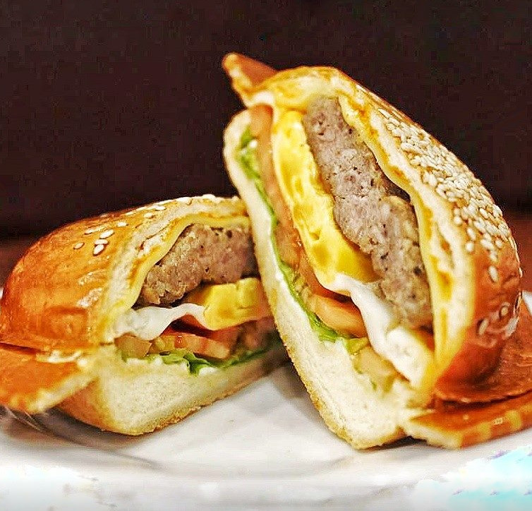 “Vạch Trần” Sự Thật Về Burger Đĩa Bay Bready Đang Được Săn Đón